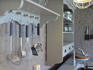 Casa | Cocina privada | Refrigerador, lavavajillas y periquera 