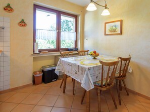 Dining - Pretty Apartment in Oberdürenbach-büschhöfe With Garden (Oberdürenbach)