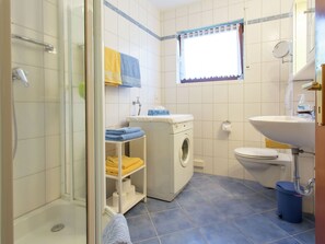 Shower, towels - Pretty Apartment in Oberdürenbach-büschhöfe With Garden (Oberdürenbach)