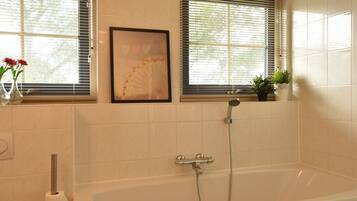 Bathtub, towels