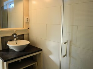 Bathroom - Very Well Maintained Bungalow near Beach, Sea, & Dunes (Noordwijkerhout)