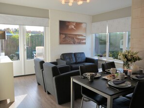Reception - Very Well Maintained Bungalow near Beach, Sea, & Dunes (Noordwijkerhout)
