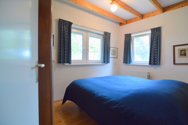 4 bedrooms, individually furnished, bed sheets - Family Residence With Large Garden (Heino)