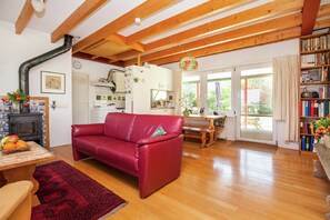 TV, DVD player - Family Residence With Large Garden (Heino)