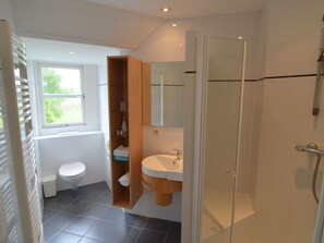 Ferienhaus | Badezimmer | Badewanne, Handtücher