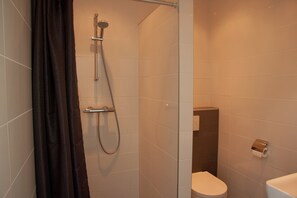 Apartment | Bathroom | Towels - Charming Apartment in Langweer With Jetty (Langweer)