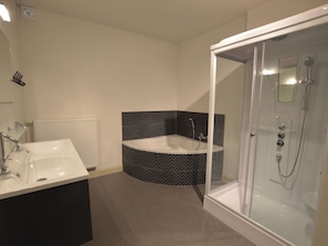 House | Bathroom | Bathtub - Spacious Holiday Home in Peer With Garden (Peer)
