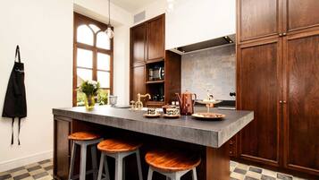 House | Dapur peribadi | Peti sejuk, kerusi tinggi