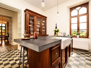 Maison | Cuisine privée | Réfrigérateur, chaise haute