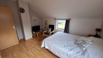 Apartment | 2 bedrooms, individually furnished, bed sheets