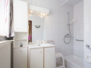House | Bathroom - Spacious Holiday Home With Large Garden (Amel)