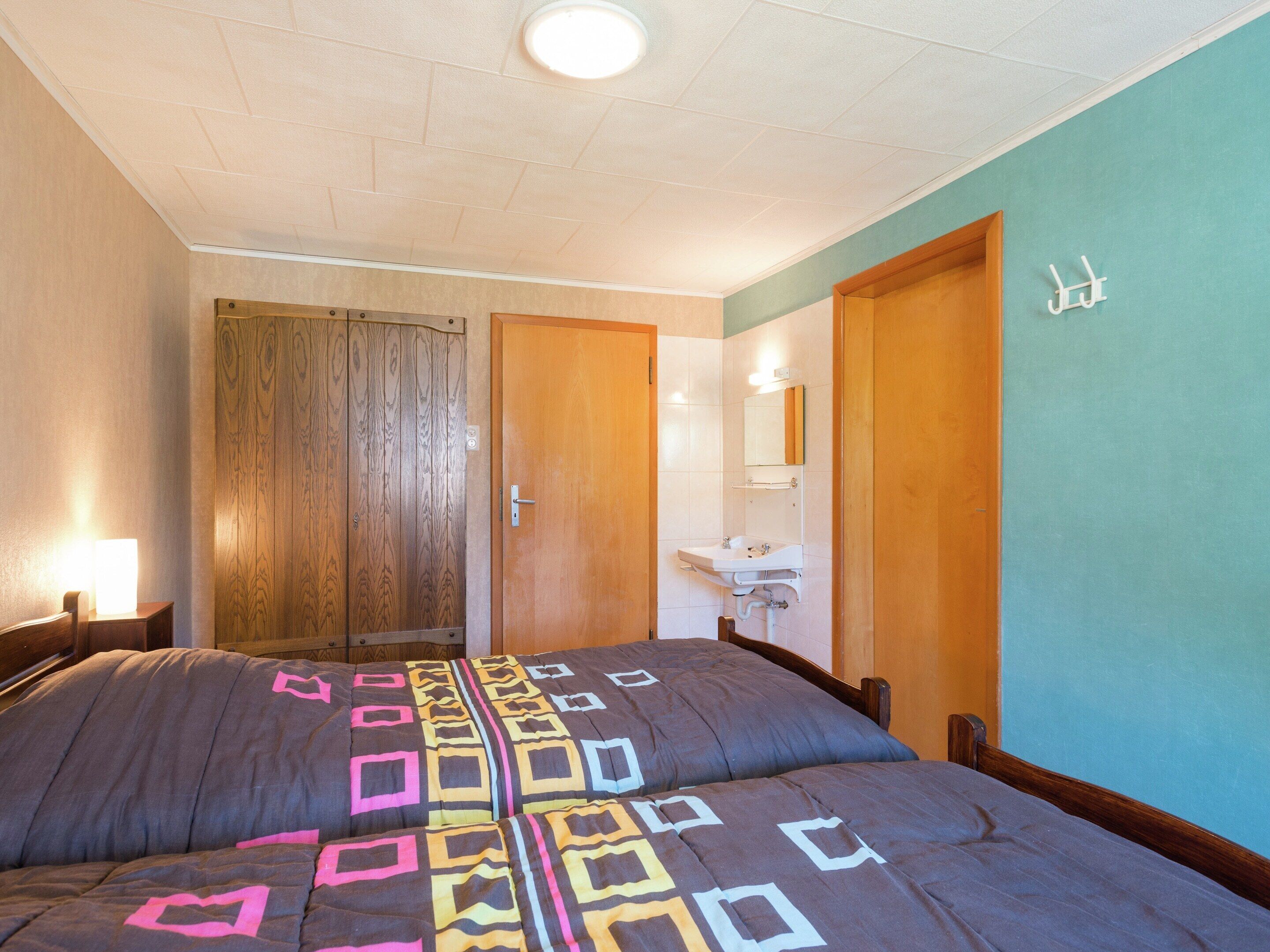 5 عدّة غرف نوم وطراز فريد لكل وحدة وملاءات أسرّة