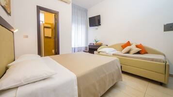 Tripla Comfort, balcone, vista mare | Una cassaforte in camera, una scrivania, insonorizzazione