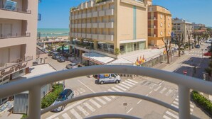 Un hôtel à plusieurs étages, doté d’un parking et offrant une vue sur la plage.