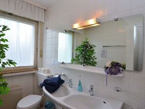 Shower, hair dryer - Spacious Apartment in Diemelsee-Heringhausen near Watersports (Diemelsee)