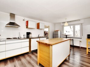 Kühlschrank, Mikrowelle, Ofen, Geschirrspüler