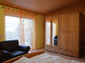 Apartment | 4 bedrooms, bed sheets - Apartment With a Balcony in Manderscheid (Manderscheid)