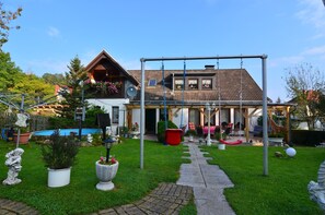 A house with a swing set, a swimming pool, and a garden. - Gemutliches Ferienhaus mit Pool in Blankenburg (Blankenburg)