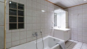 Bathtub - Quaint Cottage With Garden in Houffalize (Houffalize)