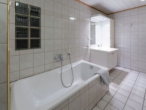 Bathtub - Quaint Cottage With Garden in Houffalize (Houffalize)