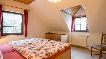 Apartment | 2 bedrooms, individually furnished, bed sheets