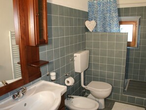 Ferienhaus | Badezimmer | Dusche, Handtücher