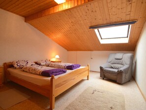 2 bedrooms, cots/infant beds, individually furnished, bed sheets - Attractive Accommodation Near the Centre of the Village (Neroth)