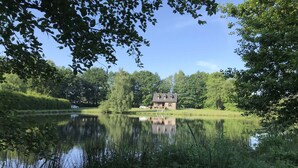 A house by a calm lake surrounded by lush greenery. - Lakeside Getaway in Bouillon (Paliseul)