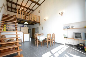 Dining - Vintage Home With Pets (Daverdisse)