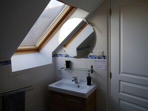 Bathroom - Spacious Holiday Home in Montreuil-sur-maine With Terrace (Montreuil-sur-Maine)