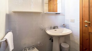 Cottage | Bathroom | Shower, towels - Splendid Farmhouse With Swimming Pool, Garden, Terrace, BBQ (Barberino Tavarnelle)