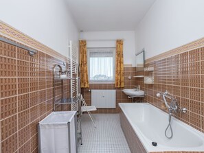 Apartment | Badezimmer | Badewanne