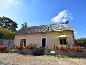 Exterior - Holiday Home in Grury With Pool & Garden (Grury)