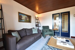 House | Living room - Holiday Home in Grury With Pool & Garden (Grury)