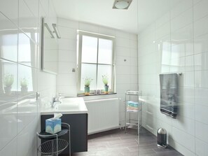 Apartment | Bathroom | Shower, towels - Delightful Apartment in Tholen With Roof Terrace (Tholen)