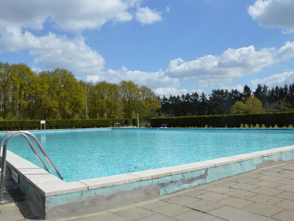 Chalet | Pool | Outdoor pool - Luxury Chalet at a Child Friendly Park With Many Facilities and Pool (Vessem)