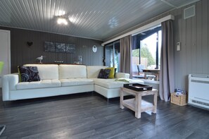 House | Living room - Modern Waterfront Chalet (Geel)
