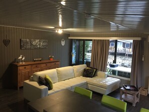 House | Living room - Modern Waterfront Chalet (Geel)