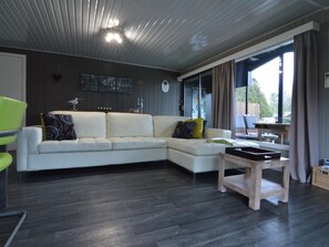House | Living room - Modern Waterfront Chalet (Geel)