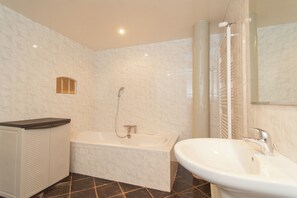 Bathroom - Quaint Farmhouse in Waskemeer near Forest (Waskemeer)