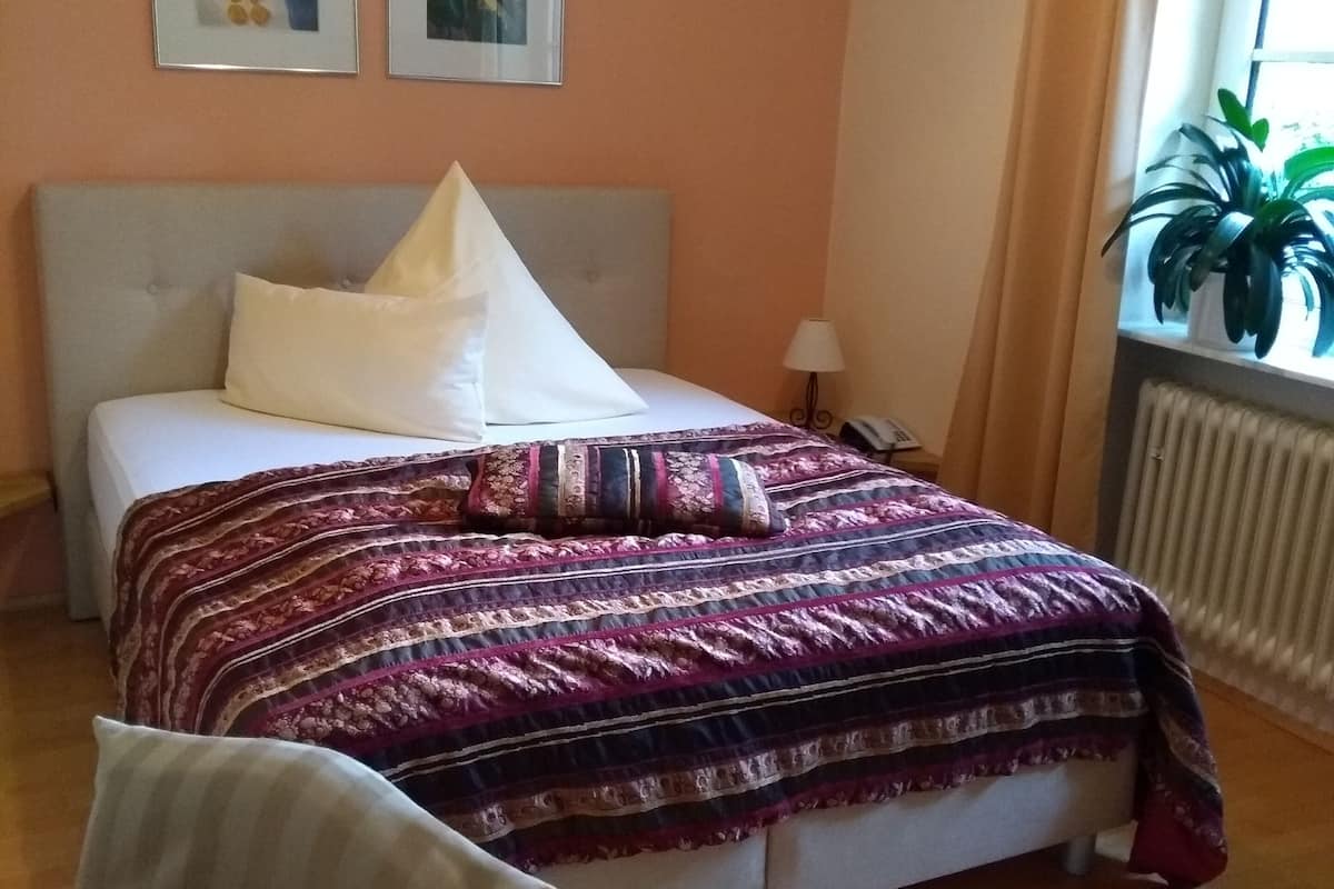 1 bedroom, desk, blackout drapes, free WiFi