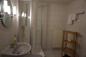 Shower, free toiletries, hair dryer, towels - Gästehaus Eschment (Bissersheim)