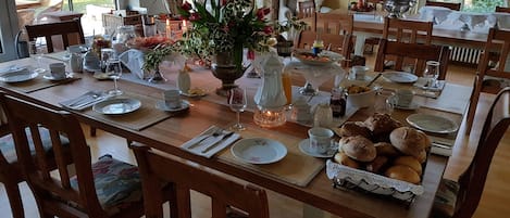 Free daily buffet breakfast