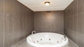 Bathroom - Cozy Holiday Home with Sauna & Hot Tub by Small Lake (Tiendeveen)
