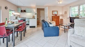 Eine moderne Wohnung mit Küche, Essbereich und Wohnzimmer.