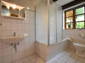 Villa | Bathroom - Spacious Apartment in Stove With Waterfront (Boiensdorf)