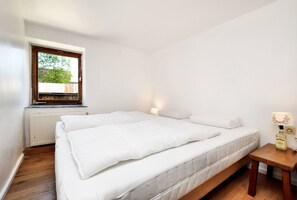 House | 10 bedrooms, individually furnished - Holiday Home in Meyerode With Terrace (Amel)