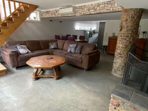 Chalet | Living room | TV, fireplace - Spacious Chalet in Jalhay with Hot Tub (Jalhay)