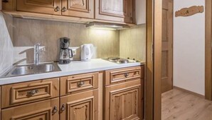 Dụng cụ pha cà phê/trà, tủ lạnh, lò nướng bánh mì, ghế cao cho trẻ em 