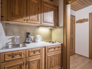 Wasserkocher mit Kaffee-/Teezubehör, Kühlschrank, Toaster, Hochstuhl